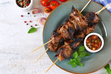 Ev yapımı domuz eti şiş kebap domates sos ile 