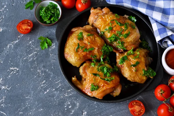 Hausgemachtes gebackenes Huhn mit grüner Sauce — Stockfoto