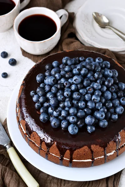 Hausgemachter Schokoladenkuchen mit Sahne und Blaubeeren — Stockfoto