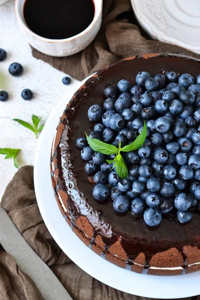 Ev yapımı çikolatalı kek krem ve yaban mersini 