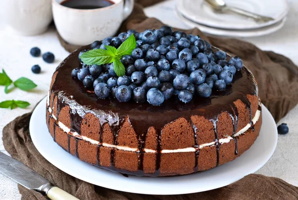 Hausgemachter Schokoladenkuchen mit Sahne und Blaubeeren — Stockfoto