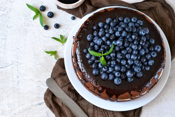 Ev yapımı çikolatalı kek krem ve yaban mersini 