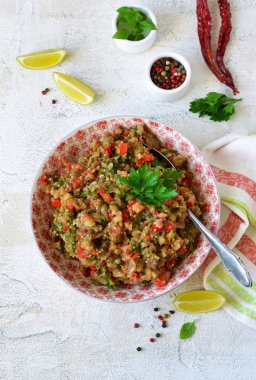 Aperatif salatası közlenmiş patlıcan sarımsak ve domates ile