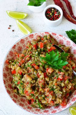 Aperatif salatası közlenmiş patlıcan sarımsak ve domates ile