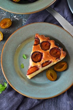 Bir beton zemin üzerine Erik ile ev yapımı pasta