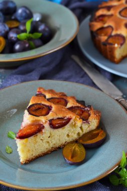 Bir beton zemin üzerine Erik ile ev yapımı pasta