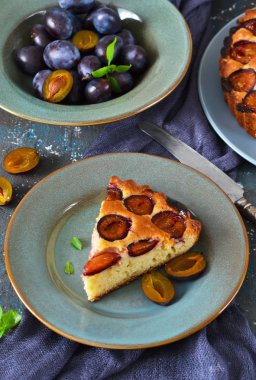 Bir beton zemin üzerine Erik ile ev yapımı pasta