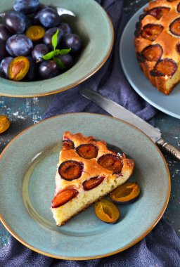 Bir beton zemin üzerine Erik ile ev yapımı pasta