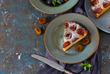 Bir beton zemin üzerine Erik ile ev yapımı pasta