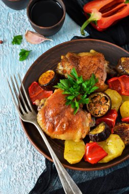 Bol bir yemek. Fırında patates ile tavuk uyluk