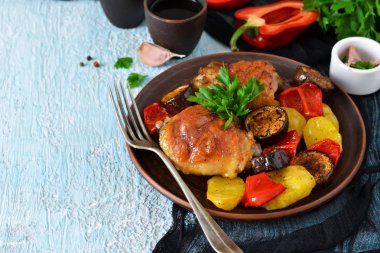 Bol bir yemek. Fırında patates ile tavuk uyluk