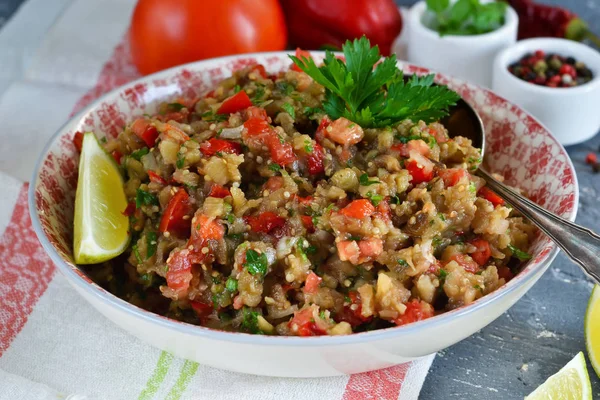 Aperatif salatası közlenmiş patlıcan sarımsak ve domates ile 