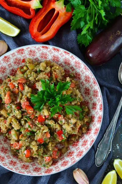 Aperatif salatası közlenmiş patlıcan sarımsak ve domates ile 