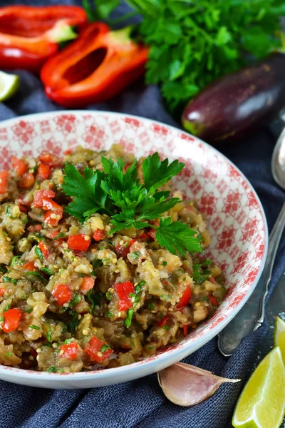 Aperatif salatası közlenmiş patlıcan sarımsak ile