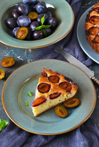 Bir beton zemin üzerine Erik ile ev yapımı pasta