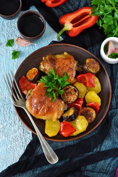 Bol bir yemek. Fırında patates ile tavuk uyluk