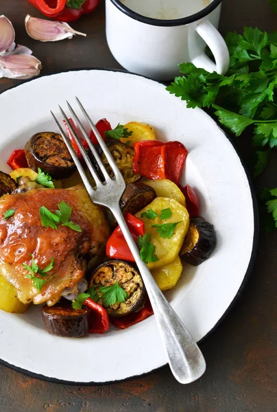 Hausgemachtes Hühnchen mit Gemüse gebacken. Guten Appetit! — Stockfoto