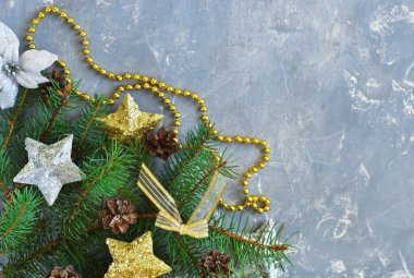 Beton, gri arka plan üzerinde Noel dekorasyon 