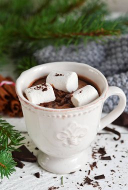 Sıcak çikolata şekerleme, tarçın ve baharatlar