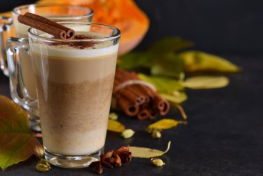 Sıcak, baharatlı içki - tarçın ve kabak ile latte 