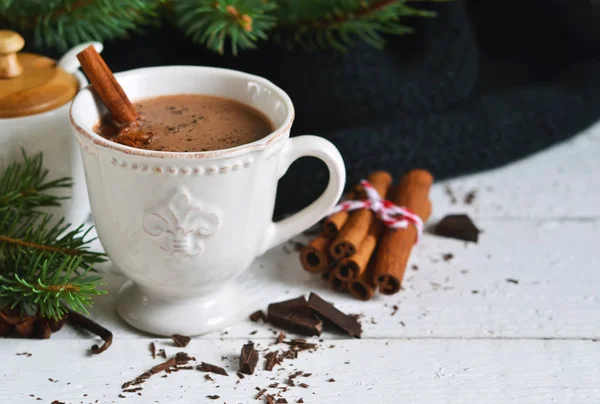 Зимний горячий напиток - горячий шоколад с корицей и анисом — стоковое фото