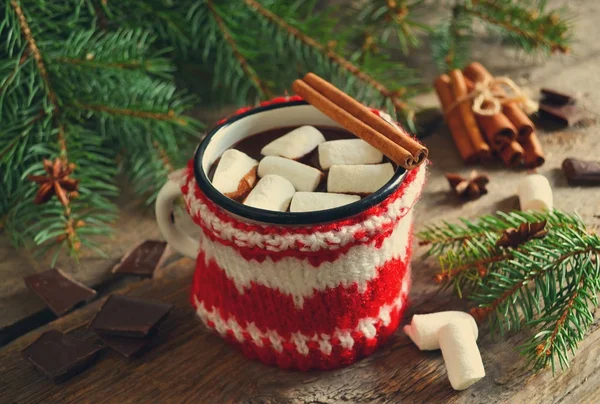 Gorąca czekolada z pianki i cynamon, rustykalne — Zdjęcie stockowe