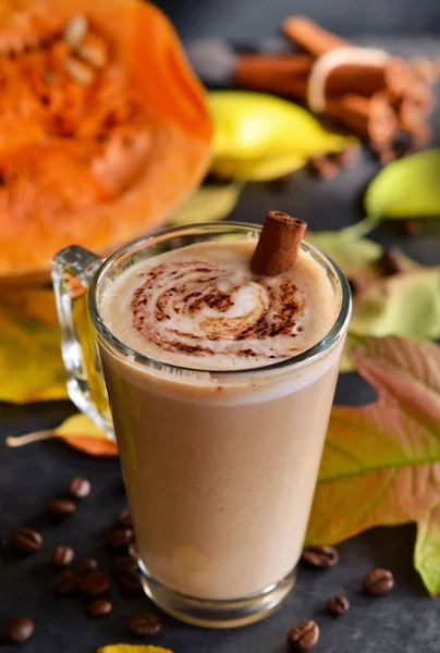 Sıcak, baharatlı içki - tarçın ve kabak ile latte