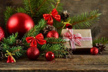 Mutlu yeni yıl - köknar, tatil artalanla topları.