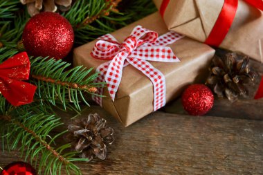 Mutlu yeni yıl - köknar, tatil artalanla topları.