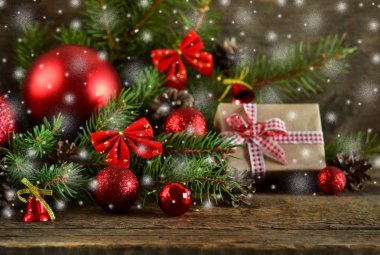 Mutlu yeni yıl - köknar, tatil artalanla topları.