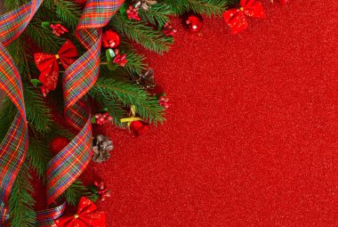 Mutlu yeni yıl ve mutlu Noeller. Yeni yıl kırmızı arka plan 