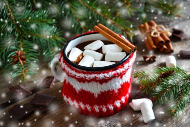 Sıcak çikolata şekerleme ve tarçın, rustik 