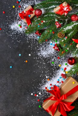 Yeni yıl kartı köknar, kutuları, kurdeleler ve kar ile süslüdür.