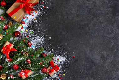 Yeni yıl kartı köknar, kutuları, kurdeleler ve kar ile süslüdür.