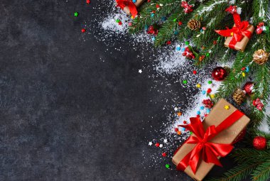 Yeni yıl kartı köknar, kutuları, kurdeleler ve kar ile süslüdür.