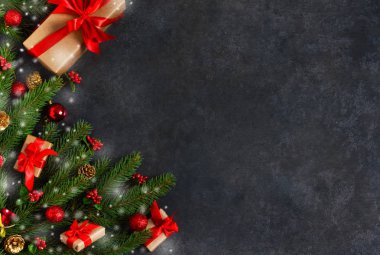 Yeni yıl kartı köknar, kutuları, kurdeleler ve kar ile süslüdür.