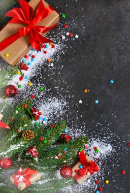 Yeni yıl kartı köknar, kutuları, kurdeleler ve kar ile süslüdür.