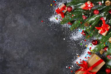 Yeni yıl kartı köknar, kutuları, kurdeleler ve kar ile süslüdür.