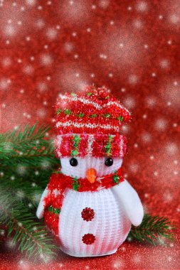 Kırmızı bir arka plan üzerinde neşeli kardan adam. Yeni yıl fotoğraf arka plan.