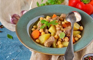 Patates, havuç ve Nohut ile ev yapımı güveç 