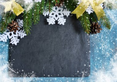 Noel kartı ile Ladin, kurdeleler ve kar taneleri