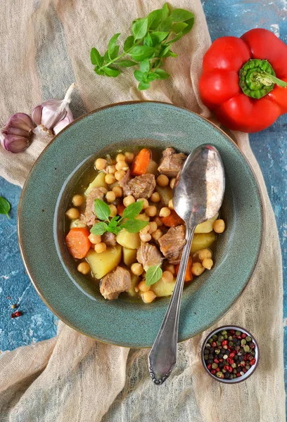 Ragoût maison aux pommes de terre, carottes et pois chiches — Photo