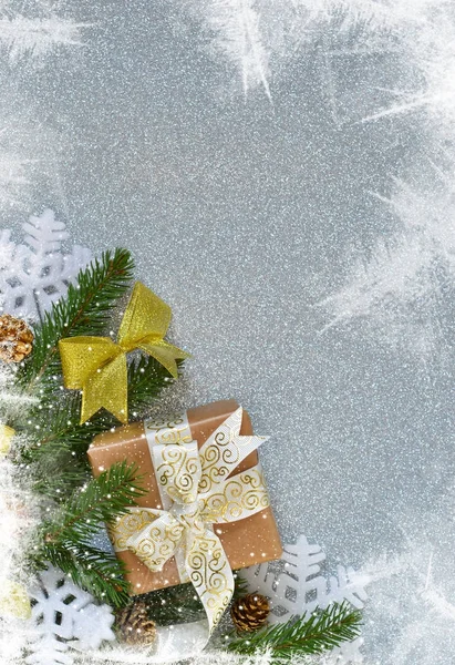 新年的蓝色背景带礼物, 丝带和雪花 — 图库照片