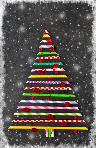 Abeto decorativo de Navidad hecho de tubos de colores — Foto de Stock