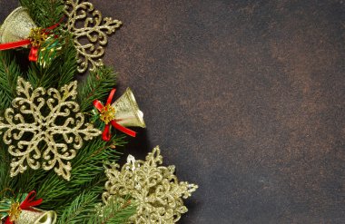 Noel ağacı ve dekoratif kar taneleri, çan, şeritler.