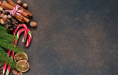 Tarçın, fındık, şeker ile Noel ağacı kahverengi bir arka plan üzerinde 
