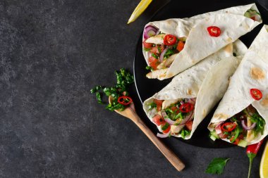 Meksika tacos doldurma ve guacamole sos ile 