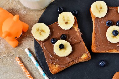 Kahvaltı için çocuklar - çikolatalı hamur, ekmek muz.