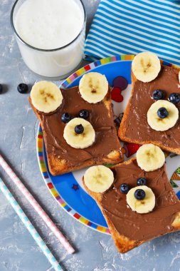 Kahvaltı için çocuklar - çikolatalı hamur, ekmek muz.