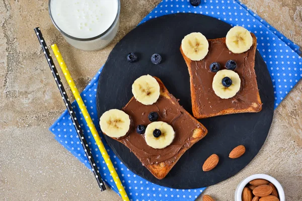 Sarapan untuk anak-anak - roti panggang dengan pasta coklat, pisang . — Stok Foto